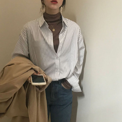 Naiste vabaaja triibuline klassikalise kraega särk