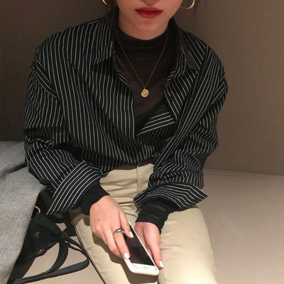 Naiste vabaaja triibuline klassikalise kraega särk