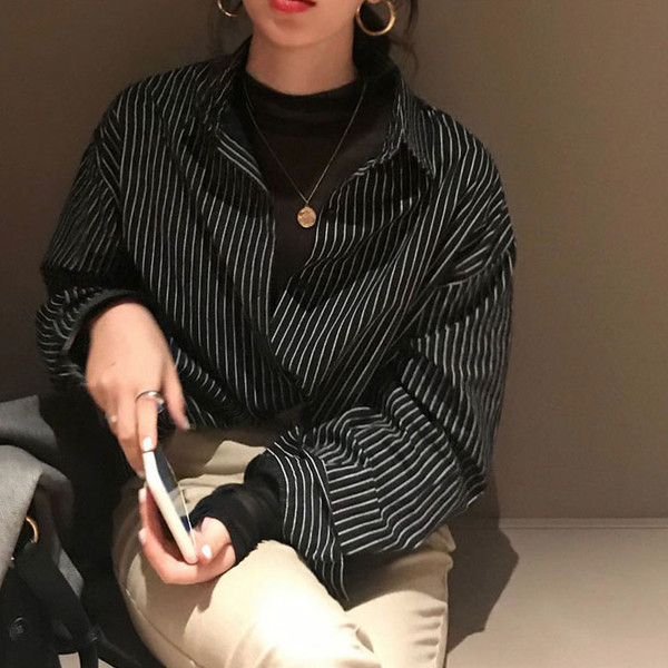 Naiste vabaaja triibuline klassikalise kraega särk