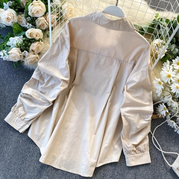 Naiste vabaaja särk nööpide ja klassikalise kraega