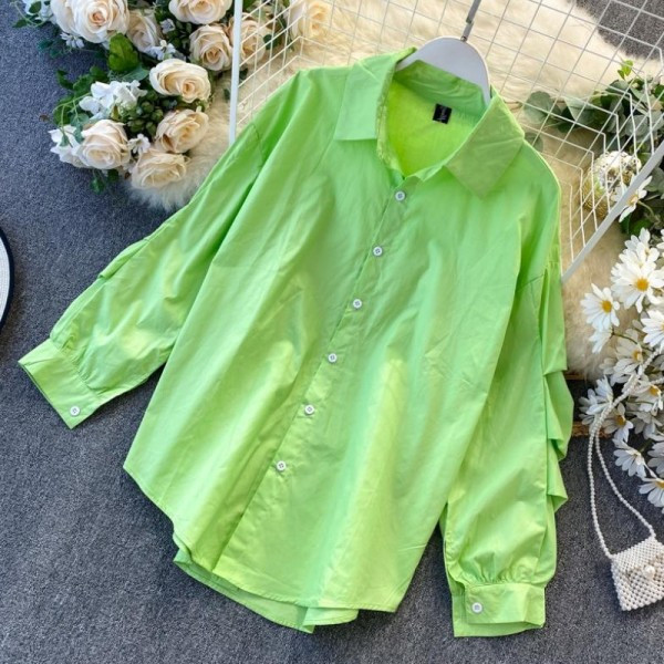 Naiste vabaaja särk nööpide ja klassikalise kraega