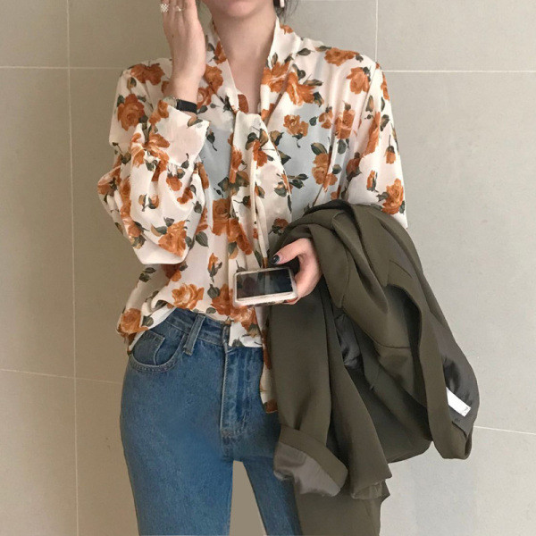 Дамска риза с флорален десен в ретро стил и широки ръкави 