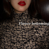 Дамска блуза с флорален десен и висока поло яка