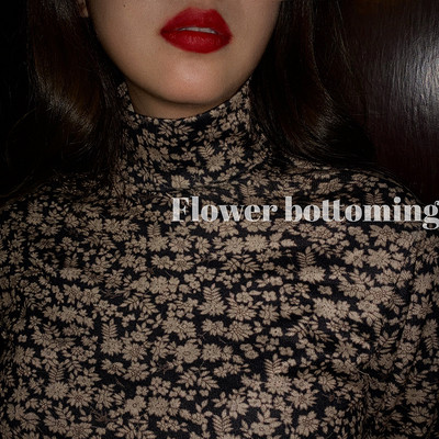 Дамска блуза с флорален десен и висока поло яка