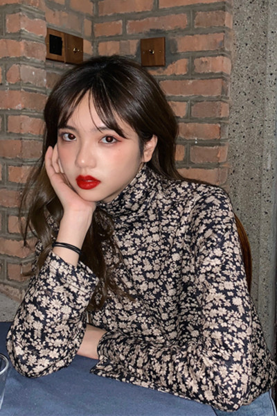 Дамска блуза с флорален десен и висока поло яка 