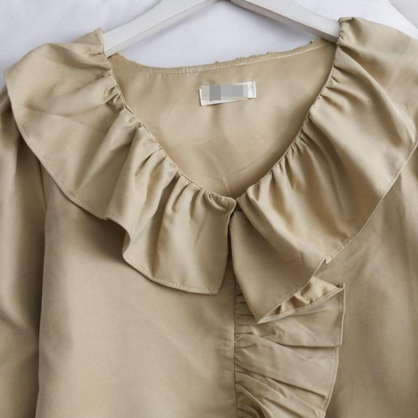 Moodne naiste särk spitsikaelusega, lokkide ja pikkade varrukatega