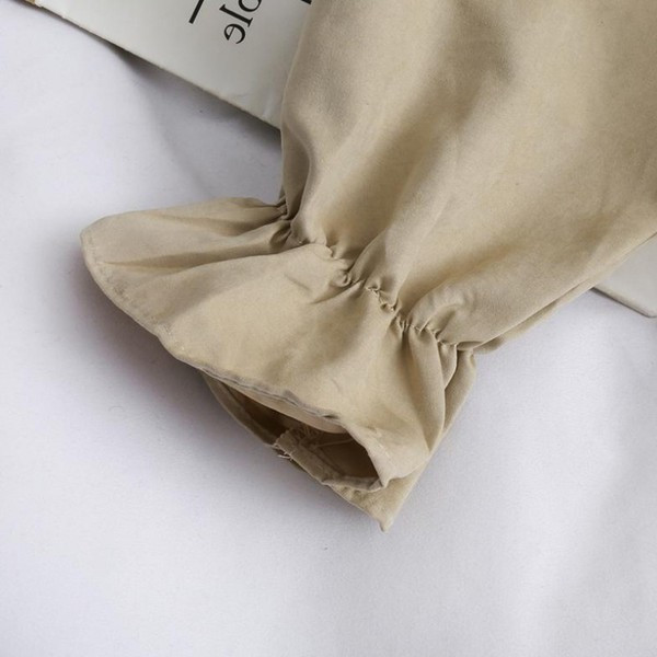 Moodne naiste särk spitsikaelusega, lokkide ja pikkade varrukatega