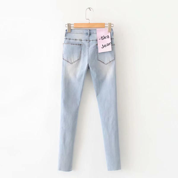 Moodsad kõrge vöökoha ja rebenenud motiividega sinised naiste teksad