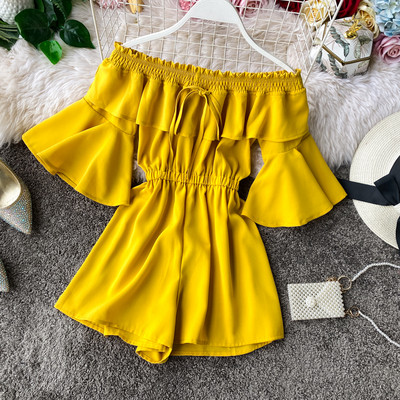 Ежедневен дамски гащеризон с връзки на талията и голи рамене 