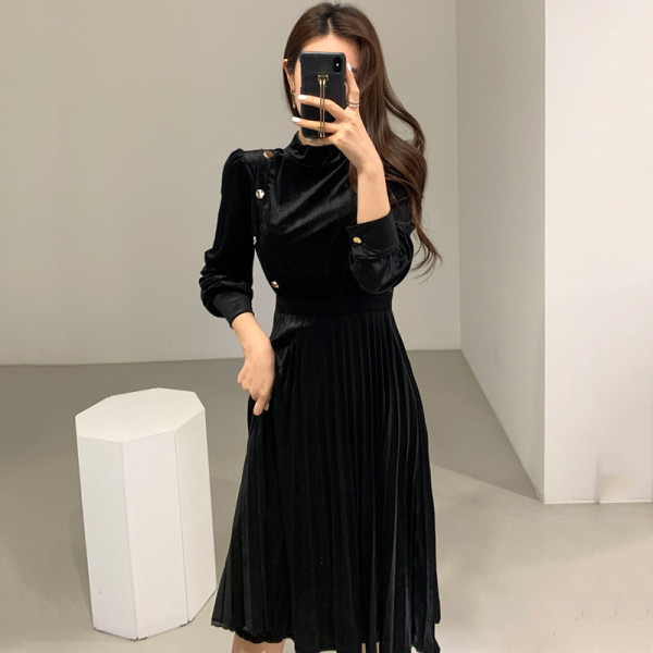 Naiste sametkleit - väljalõikega nööpide ja pikkade varrukatega mudel