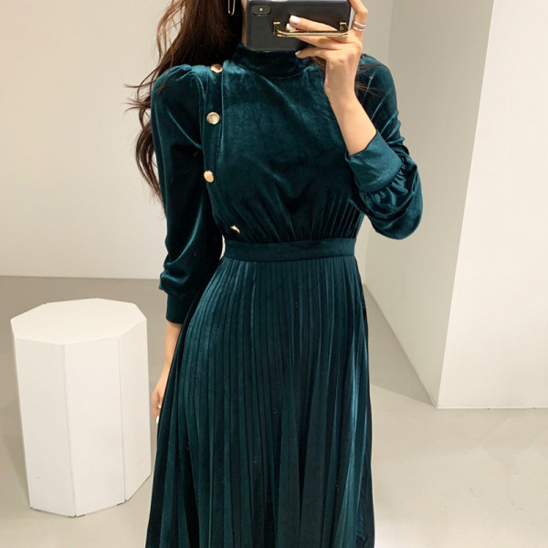 Naiste sametkleit - väljalõikega nööpide ja pikkade varrukatega mudel