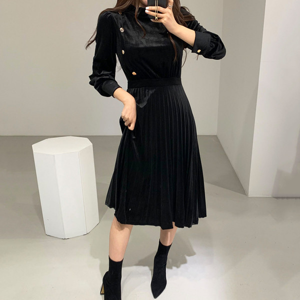 Naiste sametkleit - väljalõikega nööpide ja pikkade varrukatega mudel