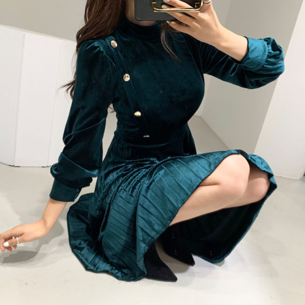 Naiste sametkleit - väljalõikega nööpide ja pikkade varrukatega mudel