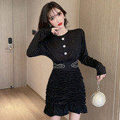 Stiilne, pikkade varrukatega ja läikiva efektiga naiste kleit, must