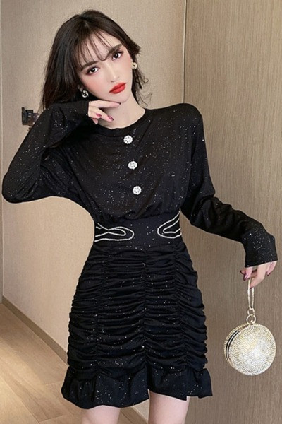 Stiilne, pikkade varrukatega ja läikiva efektiga naiste kleit, must