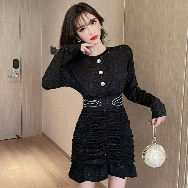 Stiilne, pikkade varrukatega ja läikiva efektiga naiste kleit, must