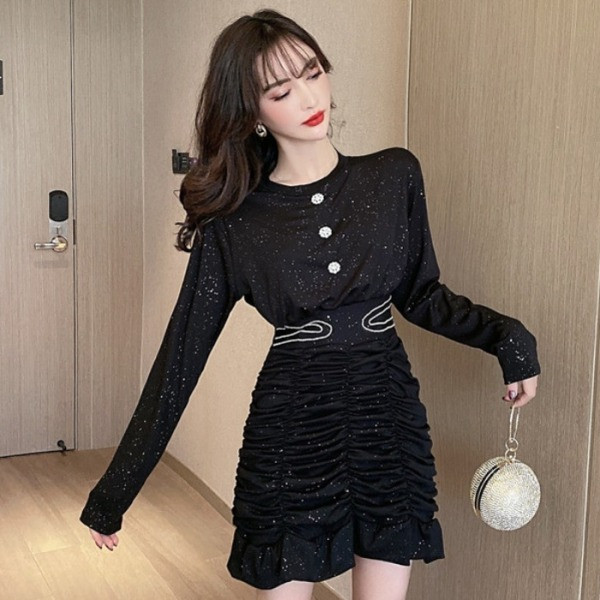 Stiilne, pikkade varrukatega ja läikiva efektiga naiste kleit, must