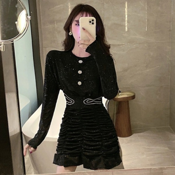 Stiilne, pikkade varrukatega ja läikiva efektiga naiste kleit, must