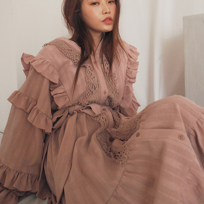 Spits kaelusega naiste kleit retrostiilis lai pitsiga mudel