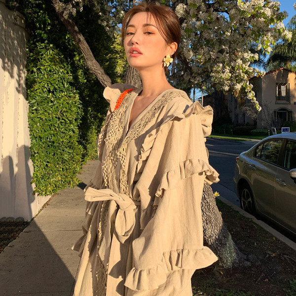 Spits kaelusega naiste kleit retrostiilis lai pitsiga mudel