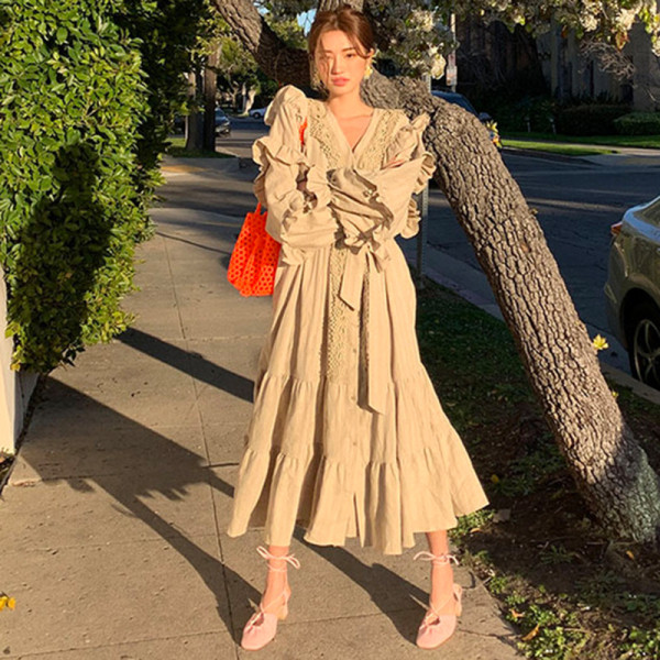 Spits kaelusega naiste kleit retrostiilis lai pitsiga mudel