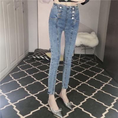 Naiste liibuvad sinised teksad kõrge vöökoha ja nööpidega