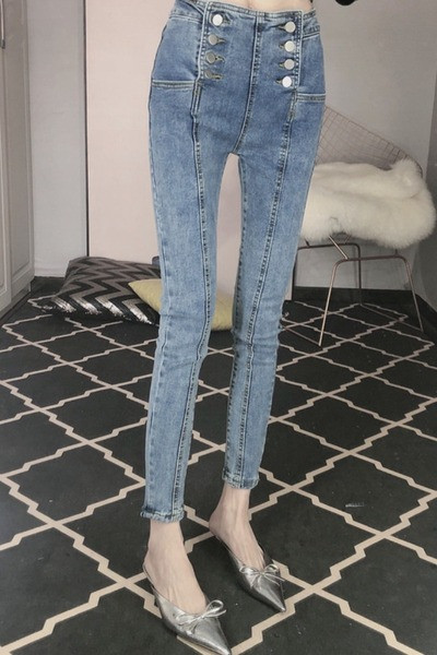 Naiste liibuvad sinised teksad kõrge vöökoha ja nööpidega