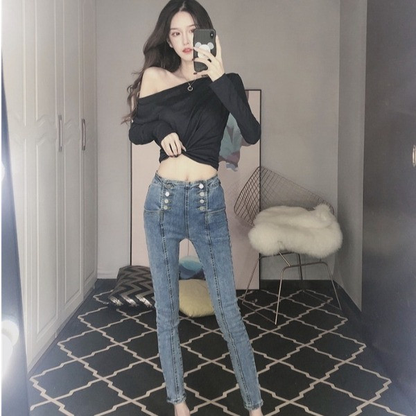 Naiste liibuvad sinised teksad kõrge vöökoha ja nööpidega