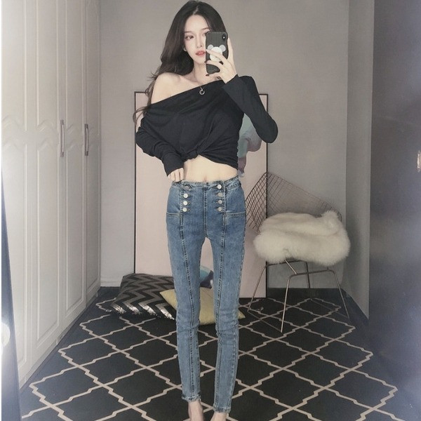 Naiste liibuvad sinised teksad kõrge vöökoha ja nööpidega