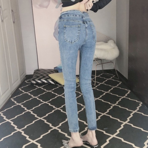 Naiste liibuvad sinised teksad kõrge vöökoha ja nööpidega