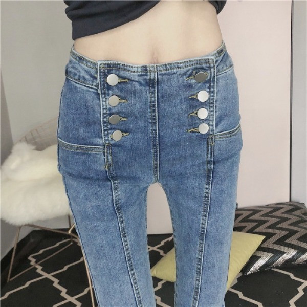 Naiste liibuvad sinised teksad kõrge vöökoha ja nööpidega