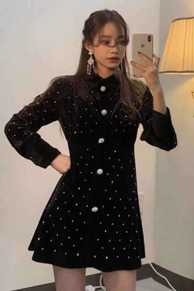 Lezser női pöttyös ruha gombokkal és klasszikus gallérral