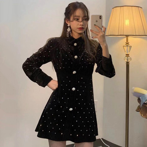 Lezser női pöttyös ruha gombokkal és klasszikus gallérral