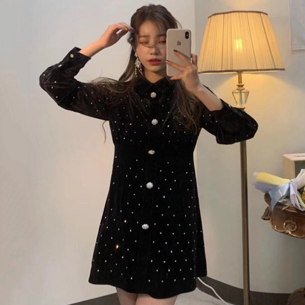 Lezser női pöttyös ruha gombokkal és klasszikus gallérral