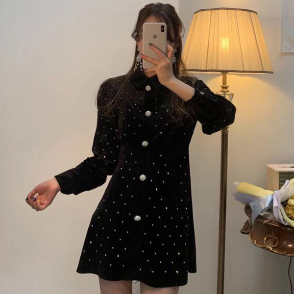 Lezser női pöttyös ruha gombokkal és klasszikus gallérral