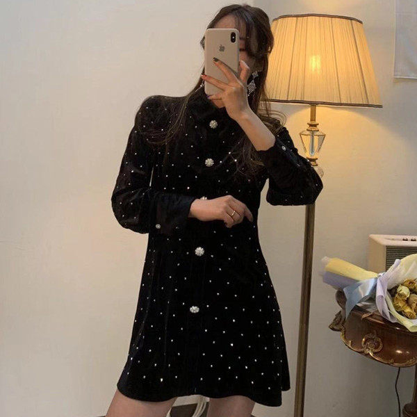 Lezser női pöttyös ruha gombokkal és klasszikus gallérral