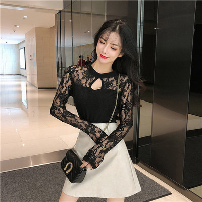 Дамска блуза с овално деколте и дантелени ръкави в черен цвят