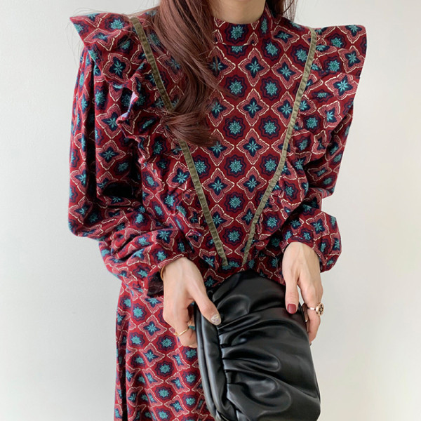 Дамска ежедневна рокля с обло деколте и цветен десен -дълъг модел 