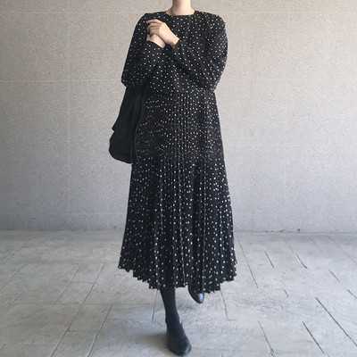 Női rakott pöttyös ruha hosszú ujjal, fekete színben