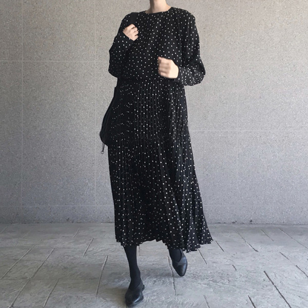 Női rakott pöttyös ruha hosszú ujjal, fekete színben