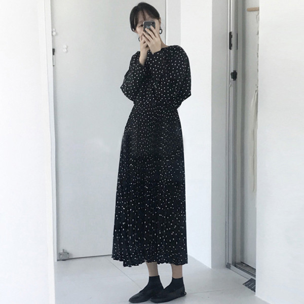 Női rakott pöttyös ruha hosszú ujjal, fekete színben