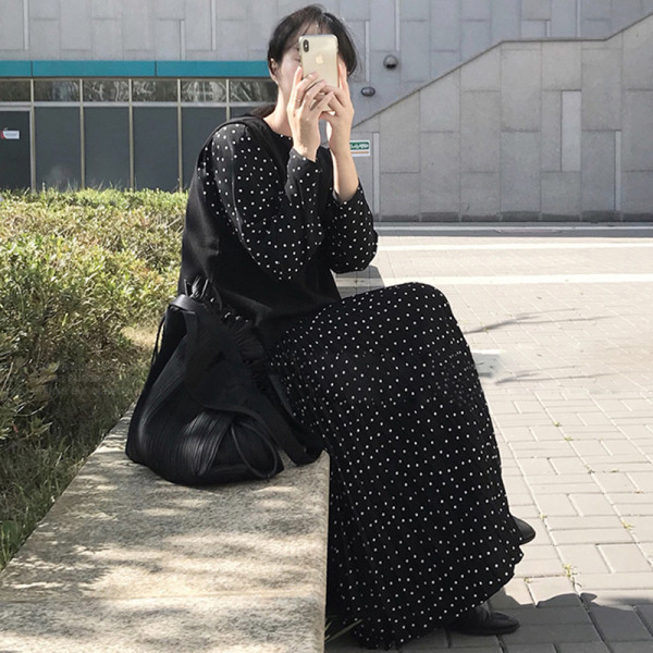 Női rakott pöttyös ruha hosszú ujjal, fekete színben