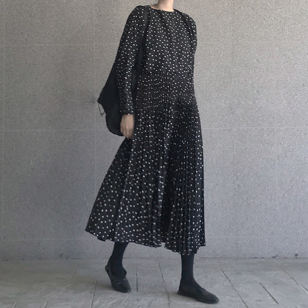 Női rakott pöttyös ruha hosszú ujjal, fekete színben