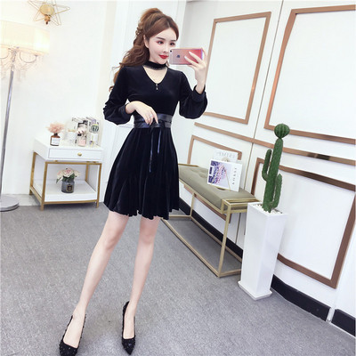 Moodne pikkade varrukatega sametist naiste kleidilõikeline mudel