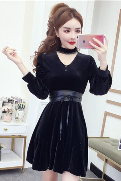 Moodne pikkade varrukatega sametist naiste kleidilõikeline mudel