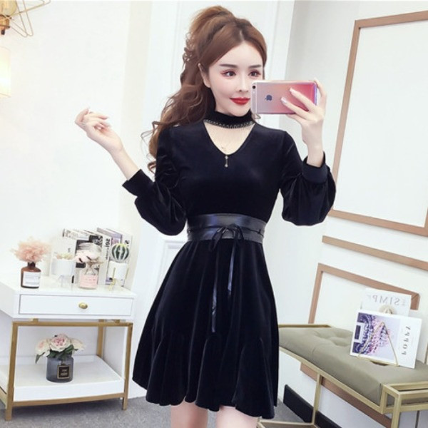 Moodne pikkade varrukatega sametist naiste kleidilõikeline mudel