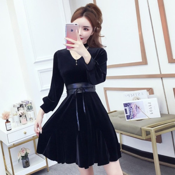 Moodne pikkade varrukatega sametist naiste kleidilõikeline mudel