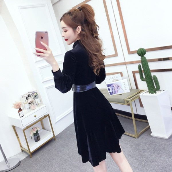 Moodne pikkade varrukatega sametist naiste kleidilõikeline mudel