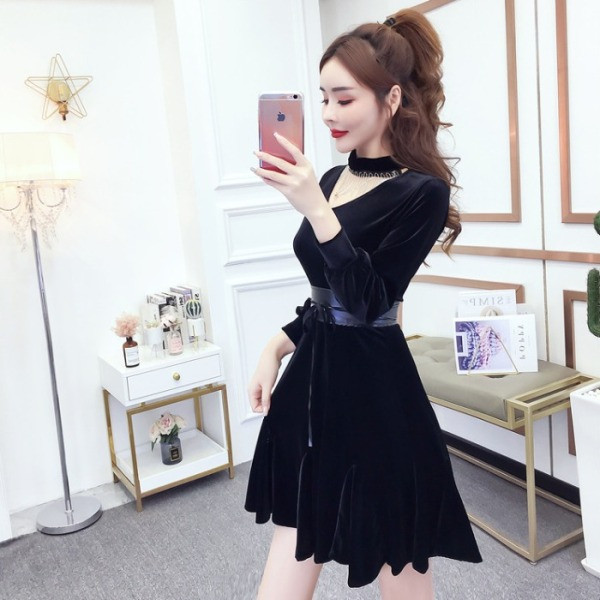 Moodne pikkade varrukatega sametist naiste kleidilõikeline mudel