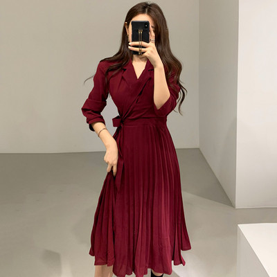 Naiste moodne spitsikaelusega ja pikkade varrukatega kleit - pikk mudel